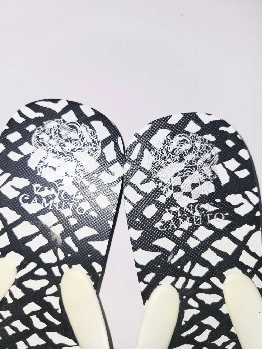 NWOT Vince Camuto Black & White Abstract Flip Flop Thong Sandal Large 8.5-9